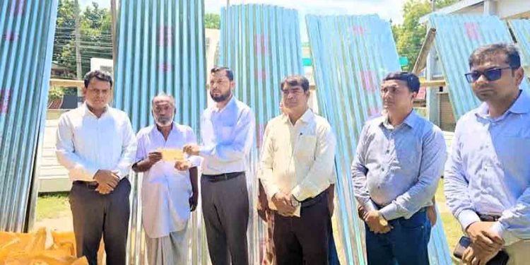 শিবগঞ্জে সুবিধাবঞ্চিত ব্যক্তিদের মাঝে ঢেউটিন, শুকনো খাবার ও নগদ অর্থ বিতরণ