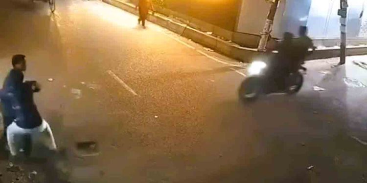 প্রকাশ্যে যুবককে কোপানোর ভিডিও ভাইরাল, যা বলছে পুলিশ