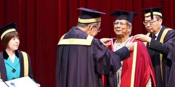 প্রধান উপদেষ্টাকে সম্মানসূচক ডক্টরেট ডিগ্রি দিল সোকা বিশ্ববিদ্যালয়