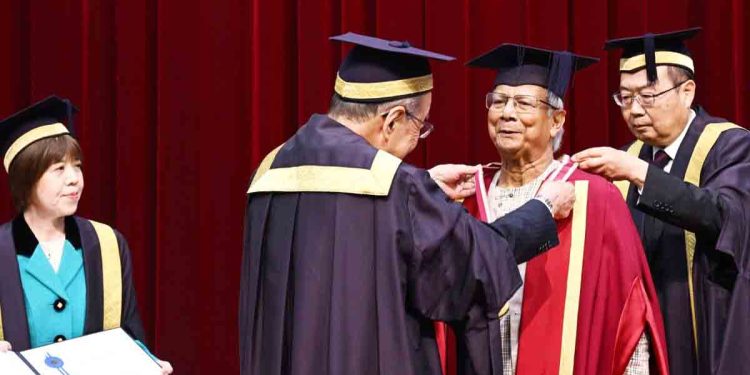 প্রধান উপদেষ্টাকে সম্মানসূচক ডক্টরেট ডিগ্রি দিল সোকা বিশ্ববিদ্যালয়