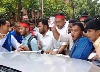 অটোপাসের দাবিতে জাতীয় বিশ্ববিদ্যালয়ের ভিসির ওপর হামলা