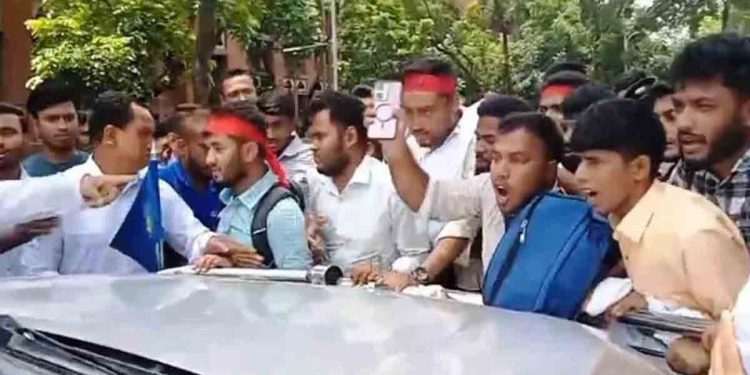 অটোপাসের দাবিতে জাতীয় বিশ্ববিদ্যালয়ের ভিসির ওপর হামলা