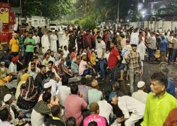 সারারাত যমুনার সামনে অবস্থান, সকালেও কর্মসূচি অব্যাহত ইশরাক সমর্থকদের