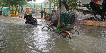 রাজধানীর বিভিন্ন সড়কে জলাবদ্ধতা, ভোগান্তি