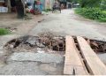 বীরগঞ্জে ভাঙ্গা কালভার্টের উপরে কাঠের তক্তা বসিয়ে পারাপার হচ্ছে পথচারী