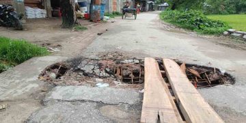 বীরগঞ্জে ভাঙ্গা কালভার্টের উপরে কাঠের তক্তা বসিয়ে পারাপার হচ্ছে পথচারী