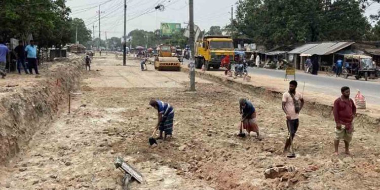 চাঁপাইনবাবগঞ্জ-সোনামসজিদ সড়ক প্রশস্তকরণের কাজ শুরু