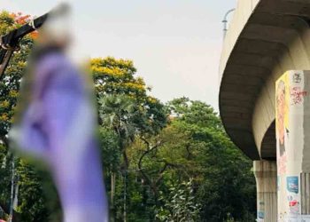 টিএসসিতে হাসিনার প্রতিকৃতিতে জুতা নিক্ষেপকে নারীর প্রতি ক্ষোভের বহিঃপ্রকাশ বলে প্রচার