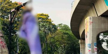 টিএসসিতে হাসিনার প্রতিকৃতিতে জুতা নিক্ষেপকে নারীর প্রতি ক্ষোভের বহিঃপ্রকাশ বলে প্রচার