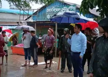 বৃষ্টিভেজা সাহসিকতা: যানজট নিরসনে সরাসরি সড়কে ভালুকার ইউএনও