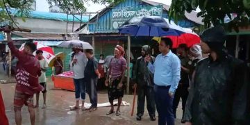 বৃষ্টিভেজা সাহসিকতা: যানজট নিরসনে সরাসরি সড়কে ভালুকার ইউএনও