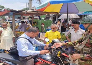 সেনাবাহিনীর চেকপোস্টের তৎপরতায় জনসাধারণের মাঝে স্বস্তি