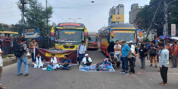 নতুন বাজারে সড়ক অবরোধ ইউআইইউ শিক্ষার্থীদের, যান চলাচল বন্ধ