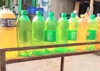 বীরগঞ্জে খোলা বাজারে জ্বালানি তেলের দাম নিয়ে ভোক্তাদের ক্ষোভ