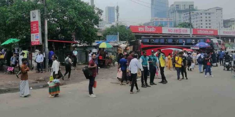 স্বস্তিতে ঢাকায় ফিরছেন কর্মজীবীরা