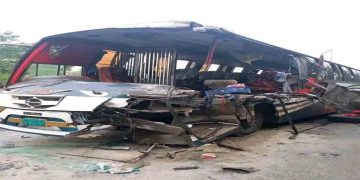 দিনাজপুরে আম বোঝাই ট্রাকের সাথে যাত্রীবাহী বাসের সংঘর্ষে নিহত-৫, আহত-১৫