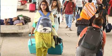 ঈদ কাটিয়ে ঢাকায় ফিরছে মানুষ