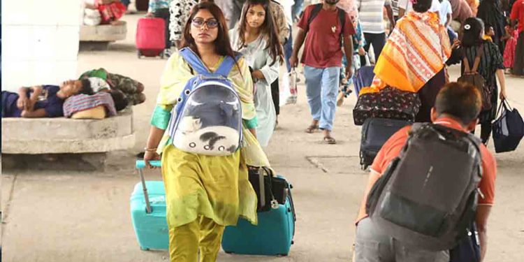 ঈদ কাটিয়ে ঢাকায় ফিরছে মানুষ