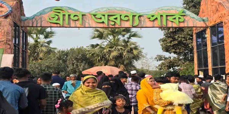 ঈদের পঞ্চম দিনেও ভালুকার গ্রীন অরণ্য পার্কে দর্শনার্থীদের ঢল