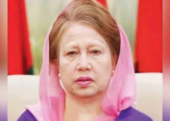 বেগম খালেদা জিয়াকে গুলশানের বাড়ির কাগজ বুঝিয়ে দিলেন গণপূর্ত উপদেষ্টা