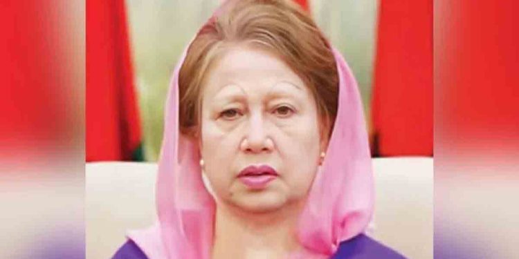 বেগম খালেদা জিয়াকে গুলশানের বাড়ির কাগজ বুঝিয়ে দিলেন গণপূর্ত উপদেষ্টা