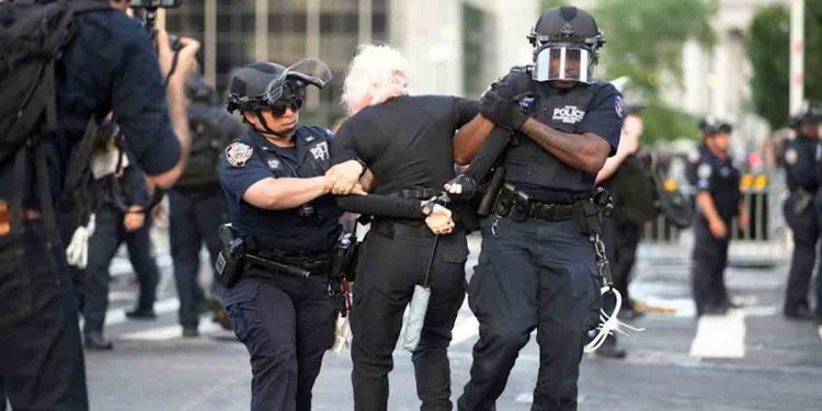 লস অ্যাঞ্জেলেসে কারফিউ জারি