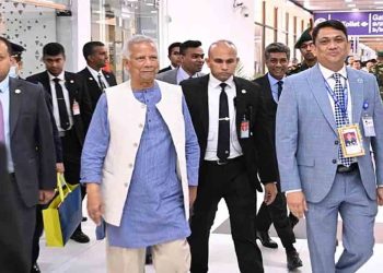 যুক্তরাজ্যে ৪ দিনের সফর শেষে দেশে ফিরলেন প্রধান উপদেষ্টা