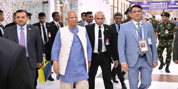 যুক্তরাজ্যে ৪ দিনের সফর শেষে দেশে ফিরলেন প্রধান উপদেষ্টা