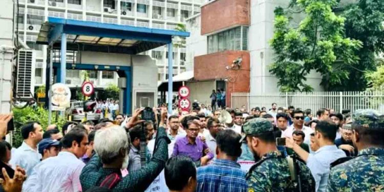 সরকারি চাকরি অধ্যাদেশ বাতিল না হলে কঠোর আন্দোলনের হুঁশিয়ারি