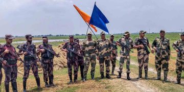 চাঁপাইনবাবগঞ্জ সীমান্তে বিএসএফ সদস্য আটক, পতাকা বৈঠকের মাধ্যমে হস্তান্তর