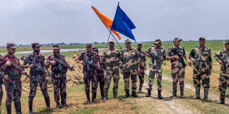 চাঁপাইনবাবগঞ্জ সীমান্তে বিএসএফ সদস্য আটক, পতাকা বৈঠকের মাধ্যমে হস্তান্তর