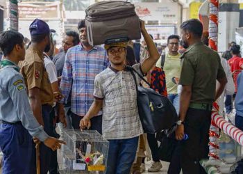 ট্রেনে ঈদযাত্রায় ঘরমুখো মানুষের উপচে পড়া ভীড়