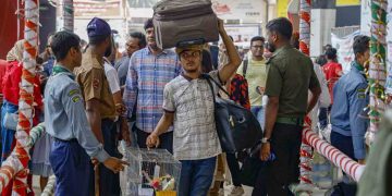 ট্রেনে ঈদযাত্রায় ঘরমুখো মানুষের উপচে পড়া ভীড়