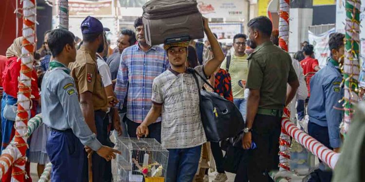 ট্রেনে ঈদযাত্রায় ঘরমুখো মানুষের উপচে পড়া ভীড়