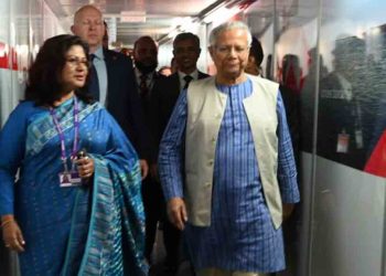 লন্ডন পৌঁছেছেন প্রধান উপদেষ্টা