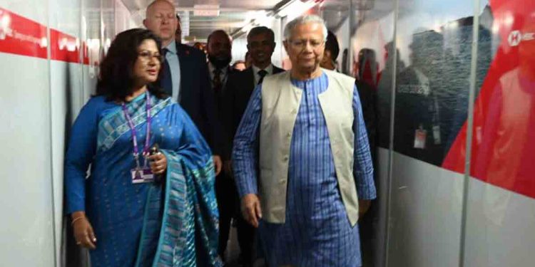 লন্ডন পৌঁছেছেন প্রধান উপদেষ্টা