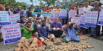 হিমাগারে ভাড়া বৃদ্ধির প্রতিবাদে সড়কে আলু ফেলে অবরোধ
