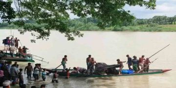 ব্রহ্মপুত্র নদে নৌকাডুবি: ৩ শিক্ষার্থী নিখোঁজের ঘটনায় ১ জনের মরদেহ উদ্ধার