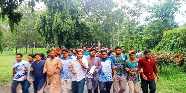 এনসিপির সমাবেশে হামলার প্রতিবাদে ইবিতে বিক্ষোভ, সড়ক অবরোধ