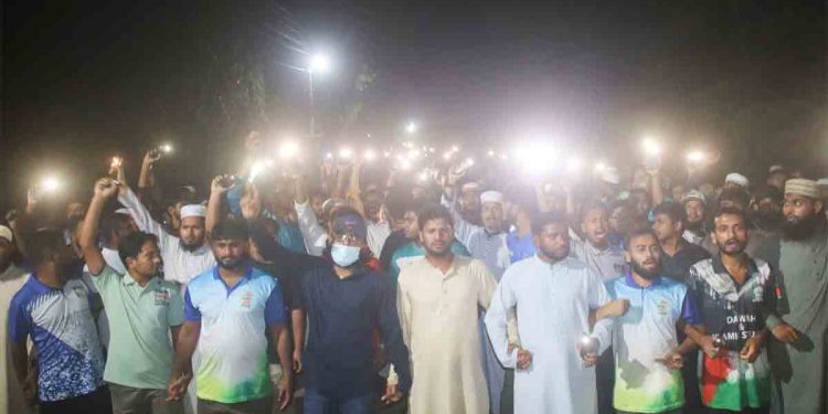 ইবি শিক্ষার্থীর রহস্যজনক মৃত্যু, তদন্ত ও বিচারের দাবিতে ছাত্রশিবিরের টর্চ লাইট মিছিল