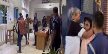 আওয়ামী লীগ নেতাদের ডিম নিক্ষেপে ছাত্রদল নেতাকে পেটাল পুলিশ, নেয়া হলো হেফাজতে