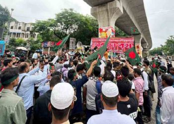 জুলাই সনদের দাবিতে শাহবাগ অবরোধ, যান চলাচল বন্ধ