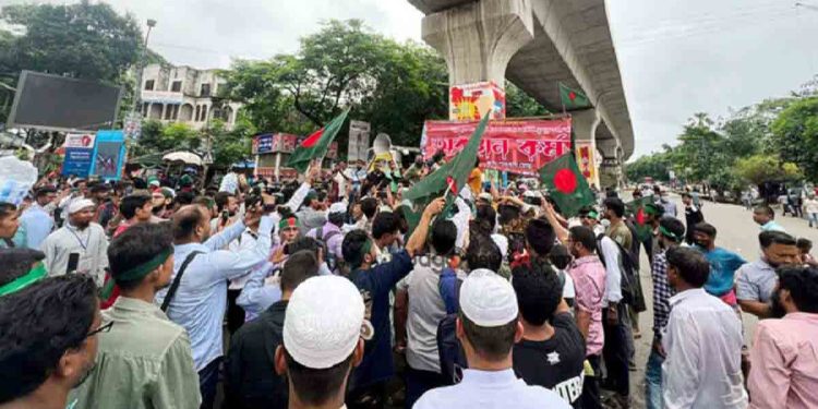 জুলাই সনদের দাবিতে শাহবাগ অবরোধ, যান চলাচল বন্ধ