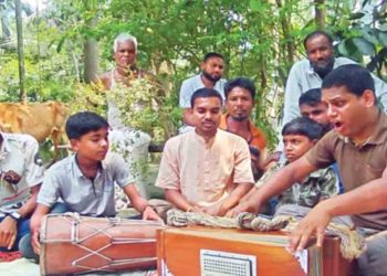 দৃষ্টিশক্তি হারালেও, হারে নাই লোকশিল্পী প্রদীপ কৃষ্ণ দাস