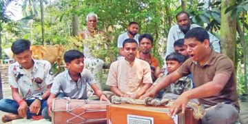 দৃষ্টিশক্তি হারালেও, হারে নাই লোকশিল্পী প্রদীপ কৃষ্ণ দাস