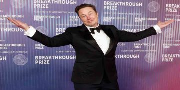 নতুন রাজনৈতিক দল গঠনের ঘোষণা দিলেন ইলন মাস্ক