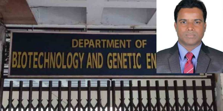 ইবির সেই শিক্ষককে বাঁচাতে মরিয়া অন্য শিক্ষকরা  