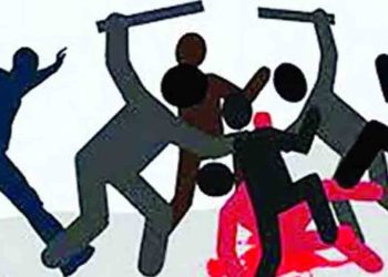 বাসস্ট্যান্ডে গ্যাংয়ের তাণ্ডব: লোহার রড-গ্যাস পাইপ নিয়ে হামলা, আহত কিশোর হাসপাতালে