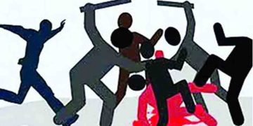 বাসস্ট্যান্ডে গ্যাংয়ের তাণ্ডব: লোহার রড-গ্যাস পাইপ নিয়ে হামলা, আহত কিশোর হাসপাতালে