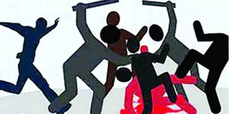 বাসস্ট্যান্ডে গ্যাংয়ের তাণ্ডব: লোহার রড-গ্যাস পাইপ নিয়ে হামলা, আহত কিশোর হাসপাতালে